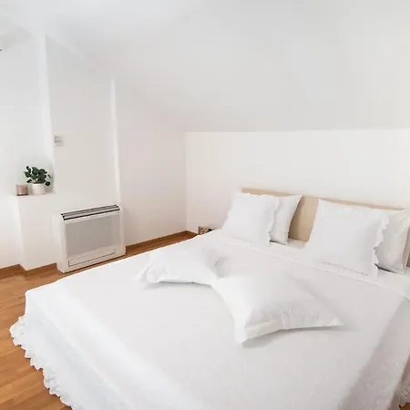 Sunny - By The Sea * Sutivan